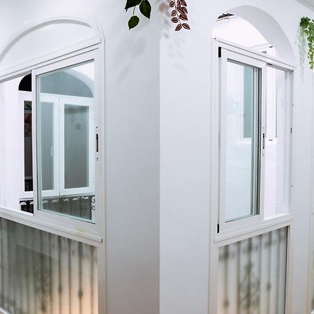 Triana Riverside Guesthouse Seville Ngoại thất bức ảnh