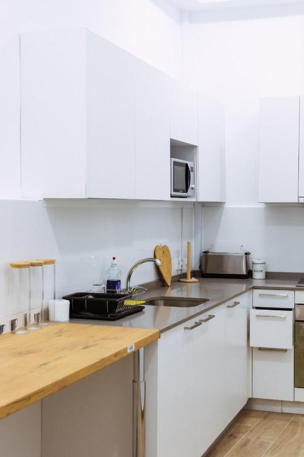 Triana Riverside Guesthouse Seville Ngoại thất bức ảnh