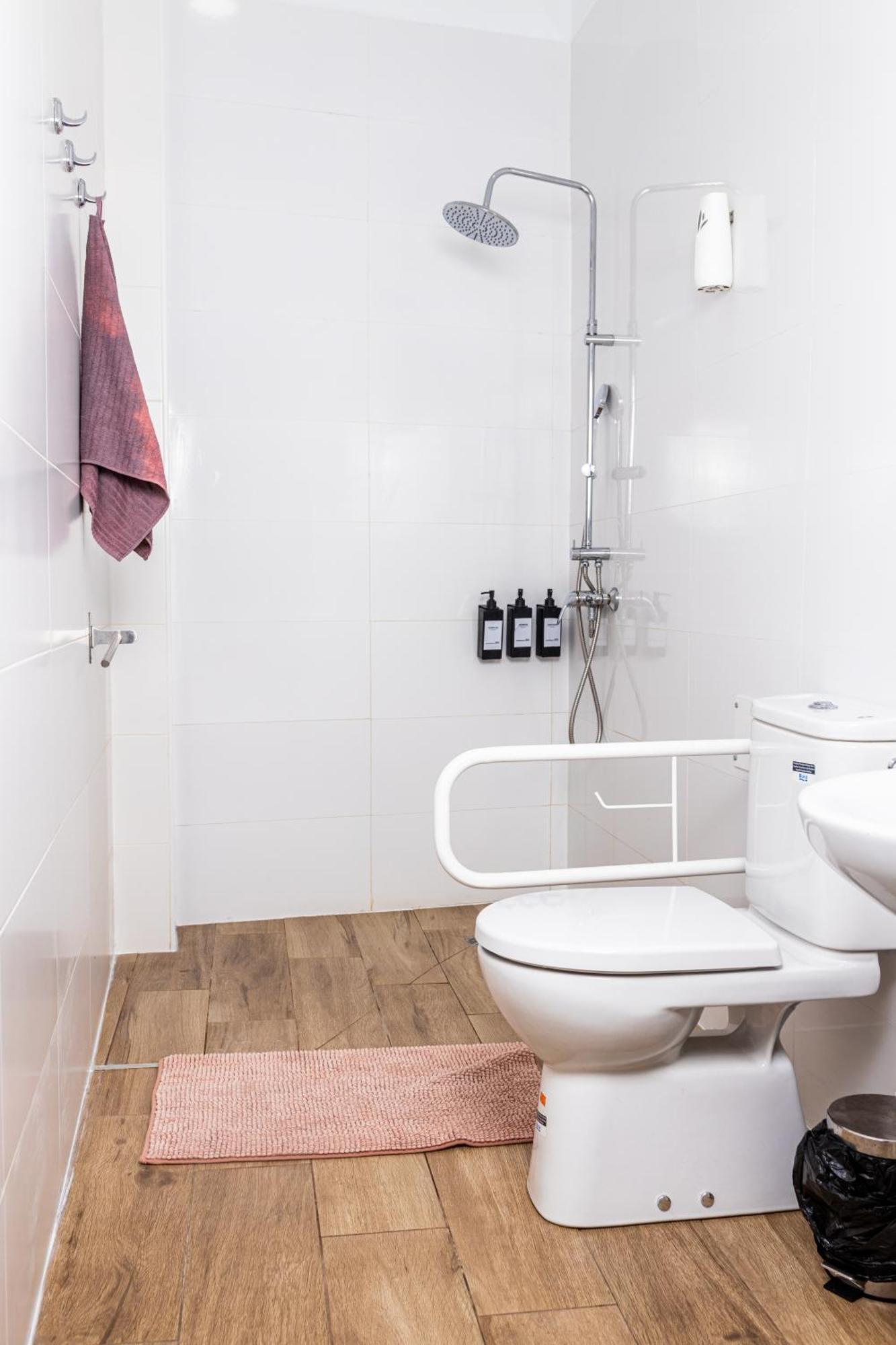 Triana Riverside Guesthouse Seville Ngoại thất bức ảnh